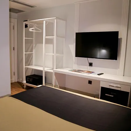 Hotel Axu Airport 4*
